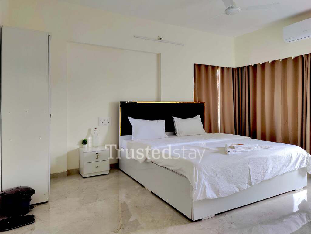Bedroom of TrustedStay Shantikamal Service Apartment in Santacruz East, Mumbai